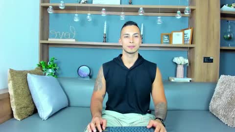 Snapshot of juan_muscle chatting on 01/31/25, 02:15 juan_muscle online show from 01/31/25, 02:15