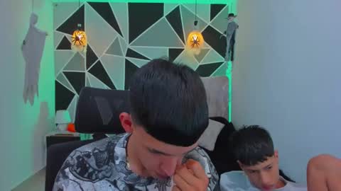 Snapshot of juan_nd_steven chatting on 10/29/25, 04:26 JuanSteven online show from 10/29/25, 04:26