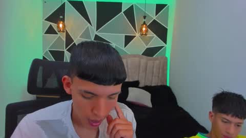 Snapshot of juan_nd_steven chatting on 11/12/25, 04:35 JuanSteven online show from 11/12/25, 04:35