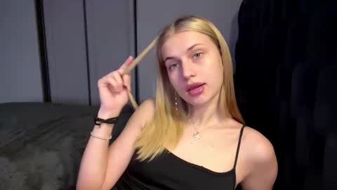 Snapshot of juanastrefeler chatting on 03/25/26, 11:05 Lola online show from 03/25/26, 11:05