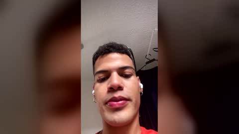 Snapshot of juicy_boy22 chatting on 04/03/26, 10:19 Miguel online show from 04/03/26, 10:19