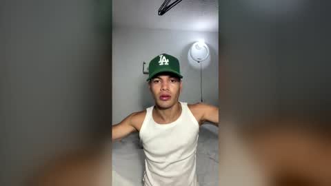 Snapshot of juicy_boy22 chatting on 04/27/26, 01:36 Miguel online show from 04/27/26, 01:36