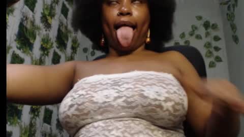 Snapshot of juicy_gold22 chatting on 02/07/25, 01:25 Mariagold online show from 02/07/25, 01:25