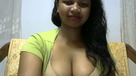Snapshot of juicy_pretty chatting on 09/29/25, 02:16 stellah online show from 09/29/25, 02:16