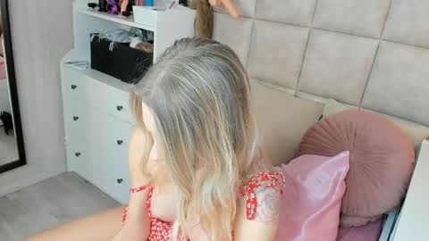 Snapshot of juicy_pussie chatting on 04/24/26, 07:55 Tatjana online show from 04/24/26, 07:55