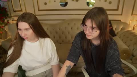 Snapshot of juicy_secrets_054 chatting on 04/18/26, 10:19 Elza online show from 04/18/26, 10:19