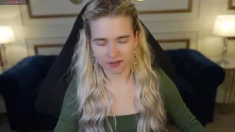 Snapshot of juicy_secrets_054 chatting on 07/10/26, 10:29 Elza online show from 07/10/26, 10:29