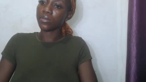 Snapshot of juicyberryx chatting on 06/08/26, 01:28 queen online show from 06/08/26, 01:28