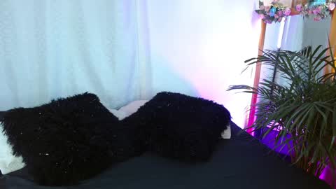 Jules and Gia online show from 01/12/25, 01:58