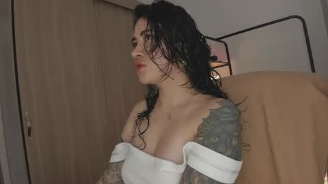 Snapshot of juli_hairy chatting on 04/17/26, 03:15 Juli Modelo Independiente online show from 04/17/26, 03:15