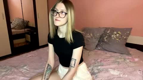julia_charm online show from 05/31/26, 04:14