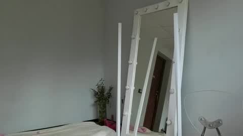 julia_giulia online show from 09/17/25, 12:40