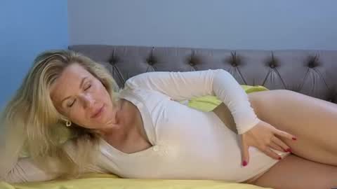 julia_giulia online show from 10/30/25, 08:31