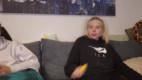 julia_official online show from 11/09/25, 08:07