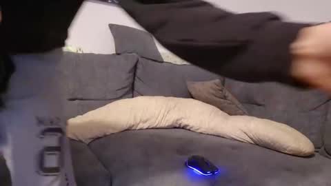 julia_official online show from 11/15/25, 06:37