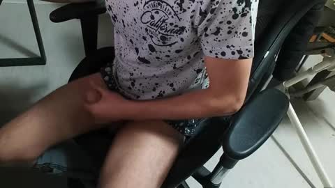 julia_official online show from 04/15/26, 07:58