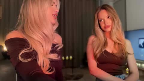 Julia R Le online show from 10/21/25, 10:43