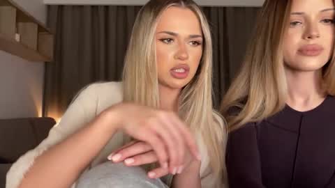 Julia R Le online show from 11/25/25, 07:58