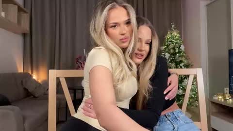 Julia R Le online show from 12/04/25, 08:28