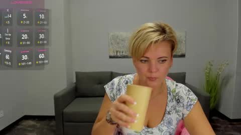 Snapshot of julia_wilsons chatting on 12/06/24, 01:44 Julia online show from 12/06/24, 01:44