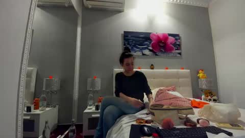 Snapshot of juliahunts chatting on 10/20/25, 09:10 JuliaHunt online show from 10/20/25, 09:10