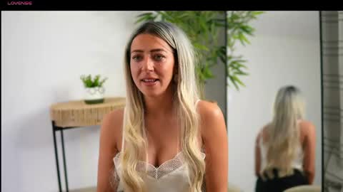 Snapshot of juliahyde chatting on 04/17/26, 06:22 Julia online show from 04/17/26, 06:22