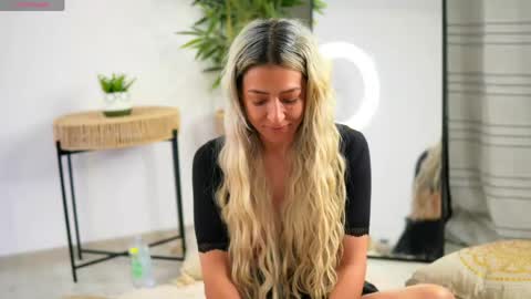 Snapshot of juliahyde chatting on 04/18/26, 07:58 Julia online show from 04/18/26, 07:58