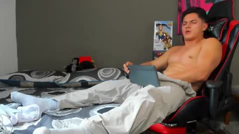 julian_wallace1 online show from 05/21/26, 05:09