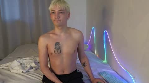 Snapshot of julian_win chatting on 04/03/26, 01:03 Eren online show from 04/03/26, 01:03