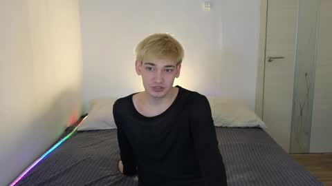 Snapshot of julian_win chatting on 04/23/26, 12:01 Eren online show from 04/23/26, 12:01