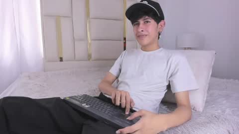 Snapshot of julian_xp chatting on 07/18/26, 07:39 Julian online show from 07/18/26, 07:39