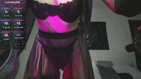 Snapshot of juliavangg_19 chatting on 12/03/25, 05:22 Julls online show from 12/03/25, 05:22