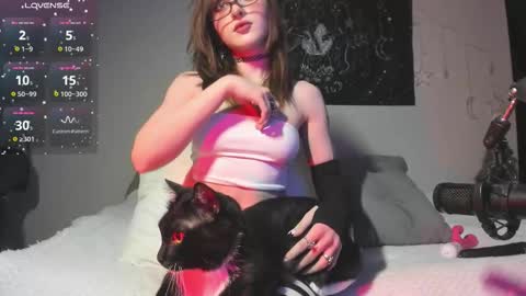 Snapshot of juliavangg_19 chatting on 02/05/26, 02:27 Julls online show from 02/05/26, 02:27