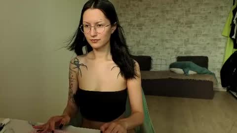 Snapshot of julie__rayls chatting on 06/25/26, 01:49 see u next time 1700 UTC 0 3 online show from 06/25/26, 01:49