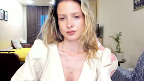 Snapshot of julie_flores chatting on 06/20/26, 02:42 Julie online show from 06/20/26, 02:42