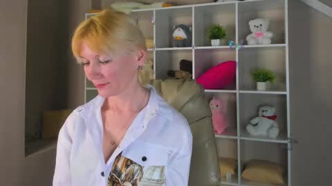 Snapshot of julie_lucasss chatting on 04/13/26, 12:38 Julie Lucasss online show from 04/13/26, 12:38