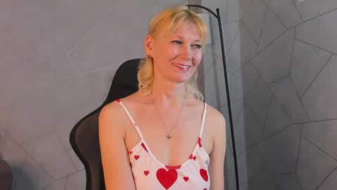 Snapshot of julie_lucasss chatting on 04/20/26, 12:46 Julie Lucasss online show from 04/20/26, 12:46