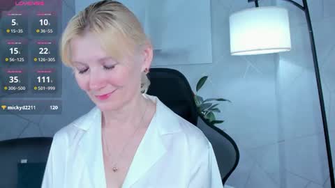 Snapshot of julie_lucasss chatting on 06/19/26, 12:04 Julie Lucasss online show from 06/19/26, 12:04