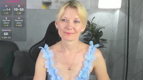 Snapshot of julie_lucasss chatting on 06/29/26, 12:06 Julie Lucasss online show from 06/29/26, 12:06