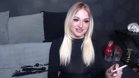 julia online show from 10/08/25, 09:34