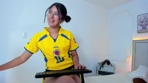 Snapshot of juliee_ross chatting on 04/29/26, 12:20 juliee_ross online show from 04/29/26, 12:20