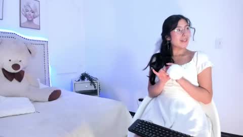 Snapshot of juliee_ross chatting on 04/30/26, 12:44 juliee_ross online show from 04/30/26, 12:44