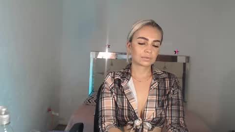 Snapshot of julieta__fox_ chatting on 02/23/25, 02:18 julieta__fox_ online show from 02/23/25, 02:18