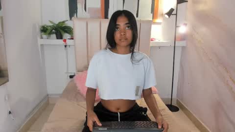 Snapshot of julieta_aguilar chatting on 11/15/25, 08:27 Juli online show from 11/15/25, 08:27