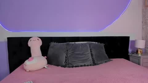 Snapshot of julieta_cortes__ chatting on 10/28/25, 12:09 Julieta online show from 10/28/25, 12:09