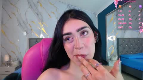 Snapshot of julieta_de_los_angeles chatting on 02/18/25, 10:05 Julieta online show from 02/18/25, 10:05