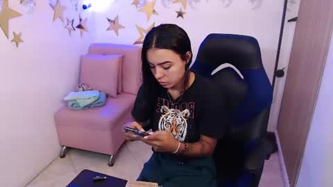 Snapshot of julieta_fn chatting on 06/18/26, 01:48 julieta_fn online show from 06/18/26, 01:48