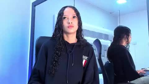 Hi guys It is a pleasure to have you here I am Julieta  online show from 10/09/25, 11:52