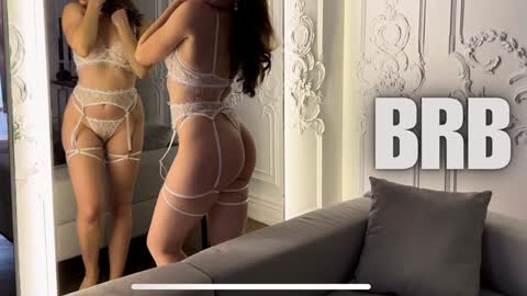 Snapshot of juliette_junson chatting on 12/12/24, 06:53 Julie online show from 12/12/24, 06:53