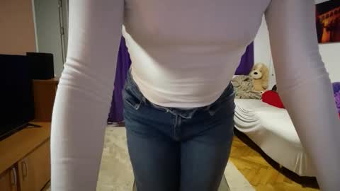 Snapshot of julietterosie chatting on 03/11/26, 09:37 Rose online show from 03/11/26, 09:37